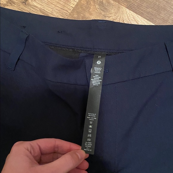 Lululemon Classic Fit 7” Shorts Mens 31 Navy - Picture 2 of 3